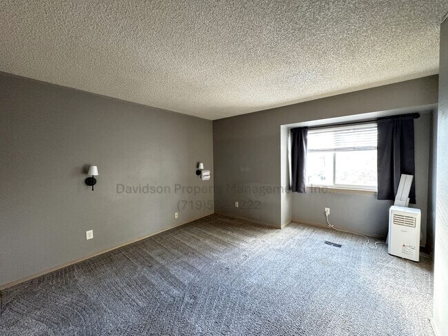 Building Photo - Cozy Updated 2 Bedroom Townhouse Near UCCS