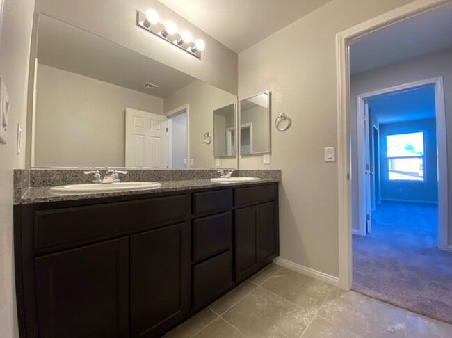 Building Photo - 4 BED 2.5 BATH 2 CAR GARAGE,  LARGE CORNER...