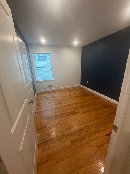 Building Photo - 147 Dewey St
