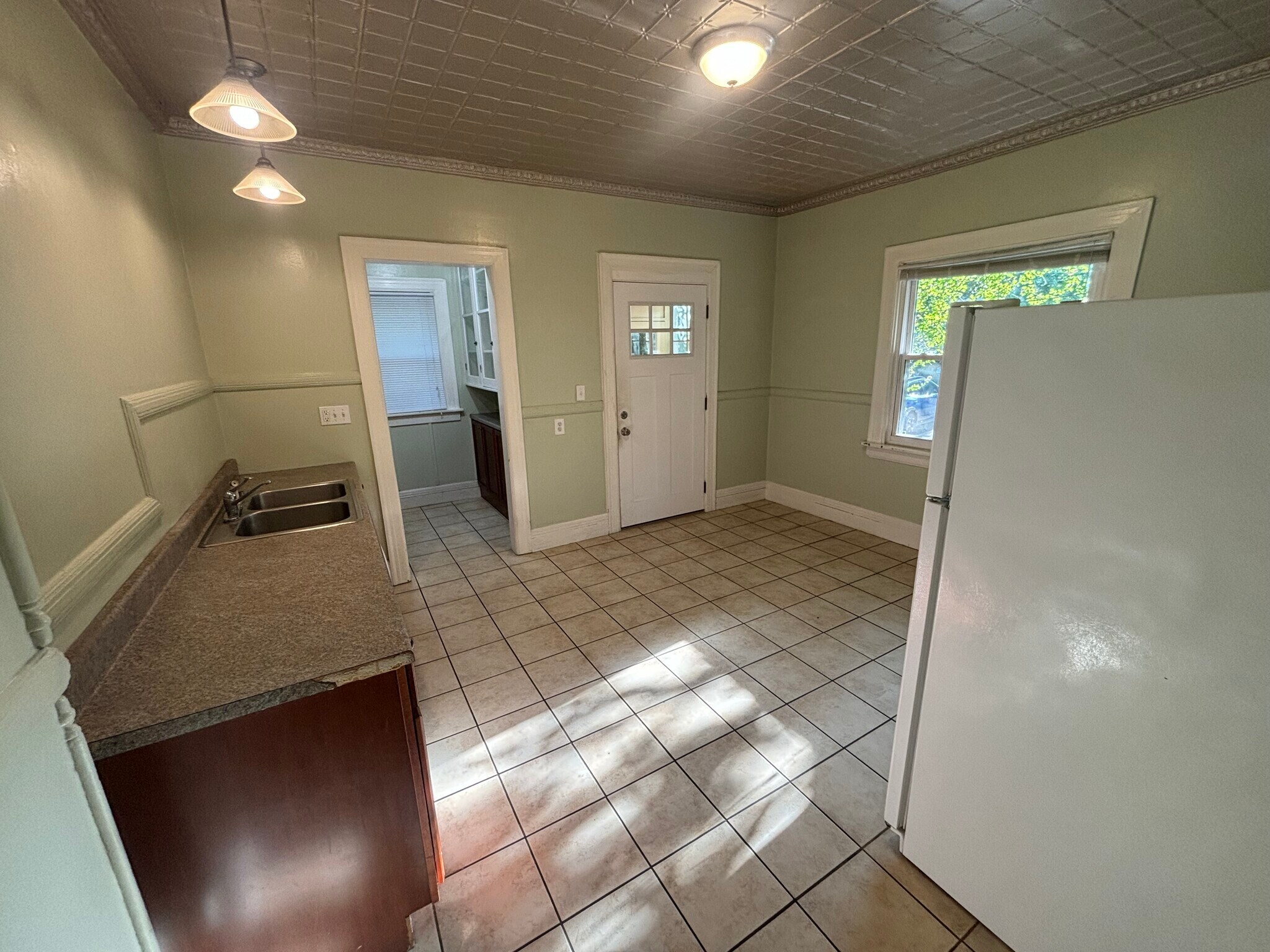 Building Photo - 5 Thayer St