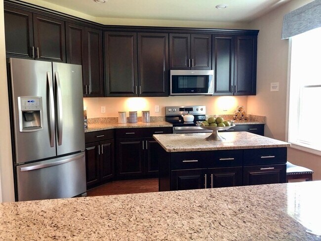 Building Photo - 130 University Ave