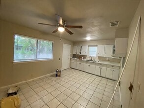 Building Photo - 1412 Oakwood Dr