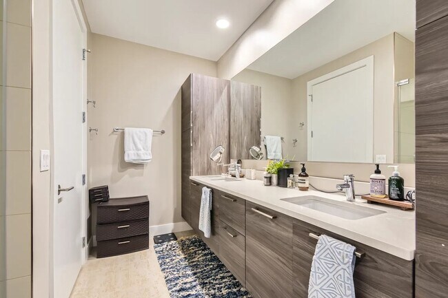 Building Photo - Beautiful 3 bedroom 3 Bathroom home