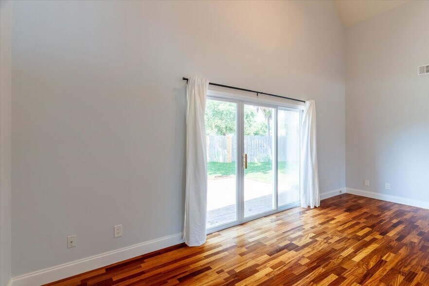 Building Photo - 817 N Lakeside Dr
