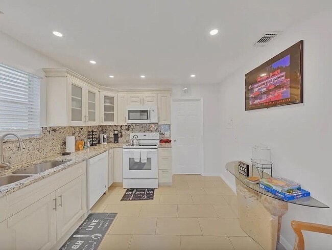 Building Photo - SUPER VILLAS