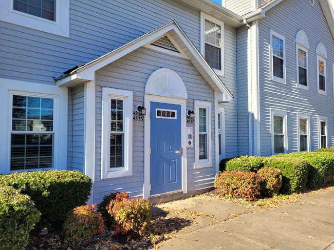 Building Photo - 2 Bedroom Condo Near Chicks Beach!