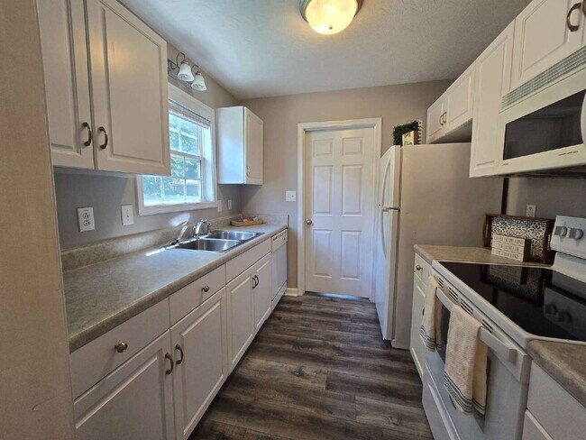 Building Photo - 460 Caney Ln