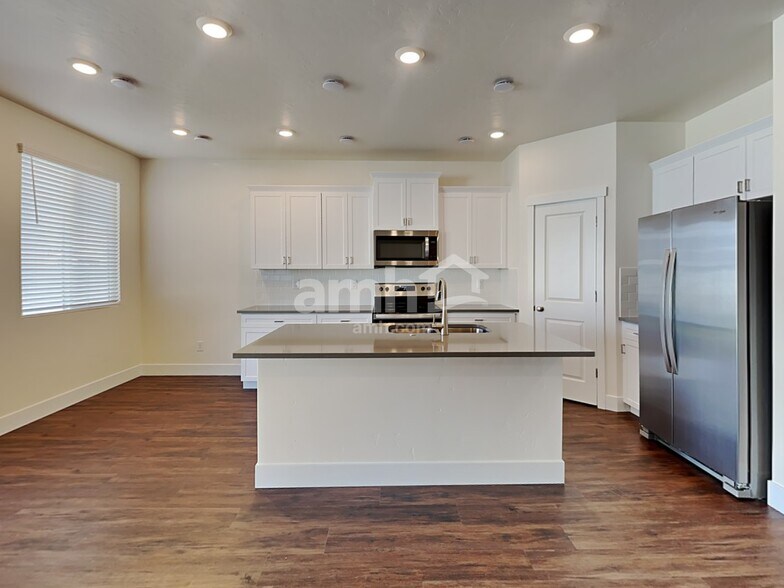 Building Photo - 1034 S Jillian Ave