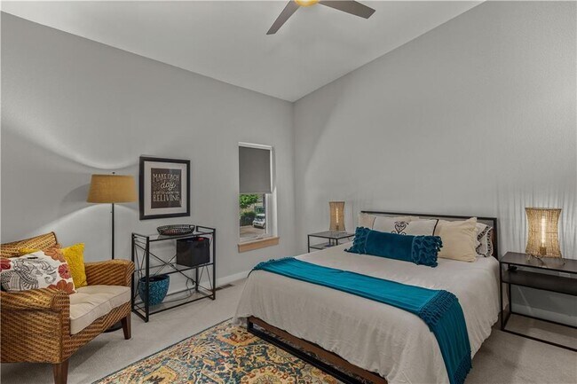 Building Photo - 352 W 5th St