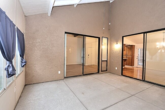 Building Photo - Beautiful corner halfplex available now for rent!