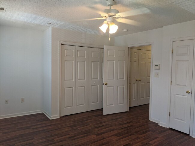 Building Photo - Great Mooresville Location!