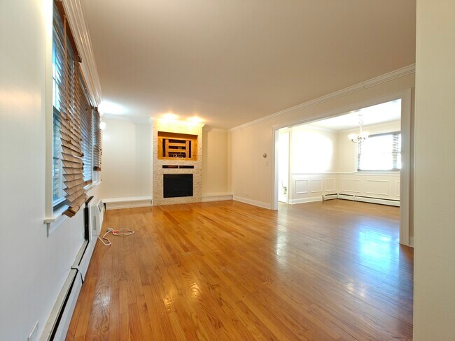 Building Photo - 7555 N Oakley Ave