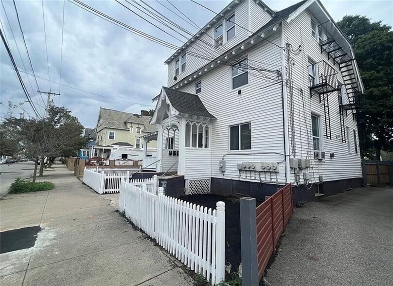 Building Photo - 25 Wesleyan Ave