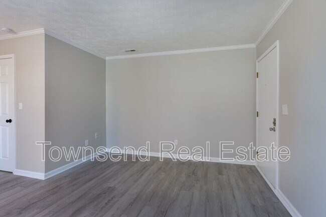 Building Photo - 5845 Century Oaks Dr