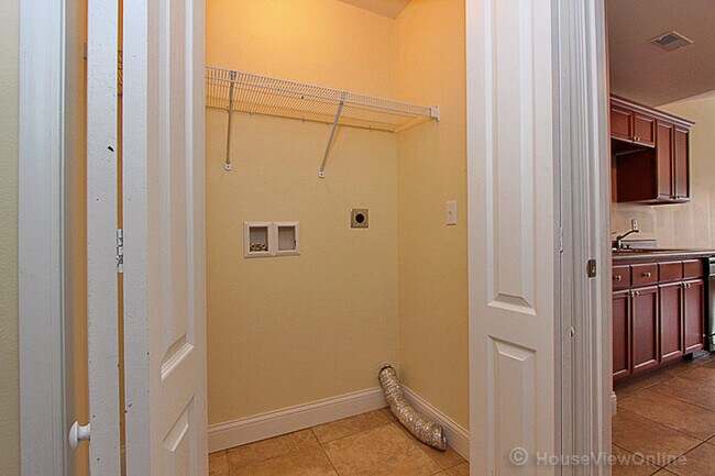 Building Photo - Founders Court 135/137