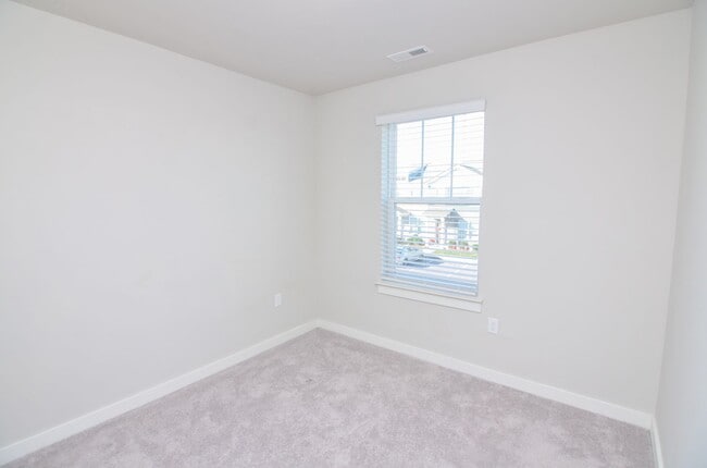 Building Photo - Beautifully Maintained Townhome in a Prime Location