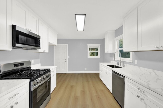 Building Photo - Modern Style Renovated 2 Bedroom 1 Bath House in Oakland -- Available Now!!!