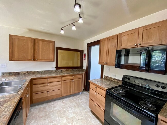 Building Photo - $2,200 - 4 Bed / 3 Bath Beautiful Home in ...