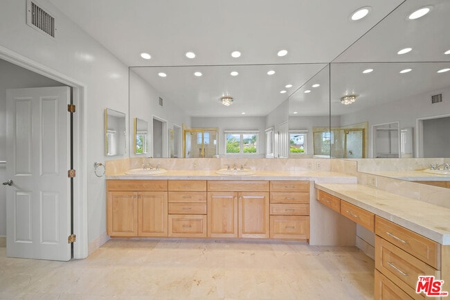 Building Photo - 248 S Swall Dr