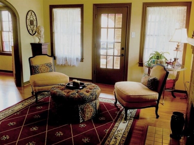 Building Photo - 704 Sue St