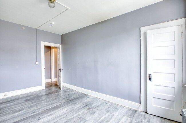 Building Photo - Oversized 3 Bedroom 1 Bathroom in Blackrock Neighborhood