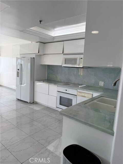 Building Photo - 525 E Seaside Way