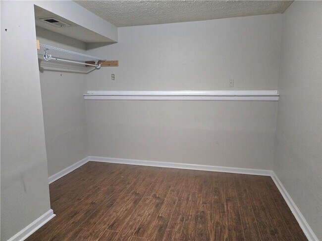 Building Photo - 2982 Hillwood Dr NW