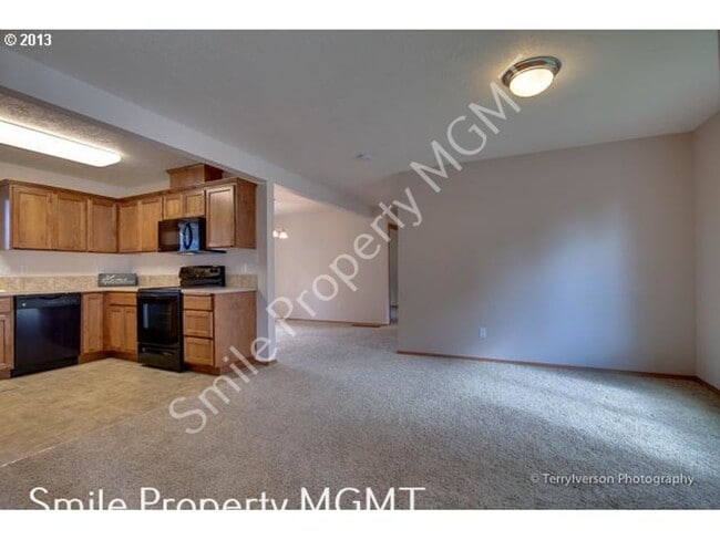 Building Photo - Great location with Huge yard