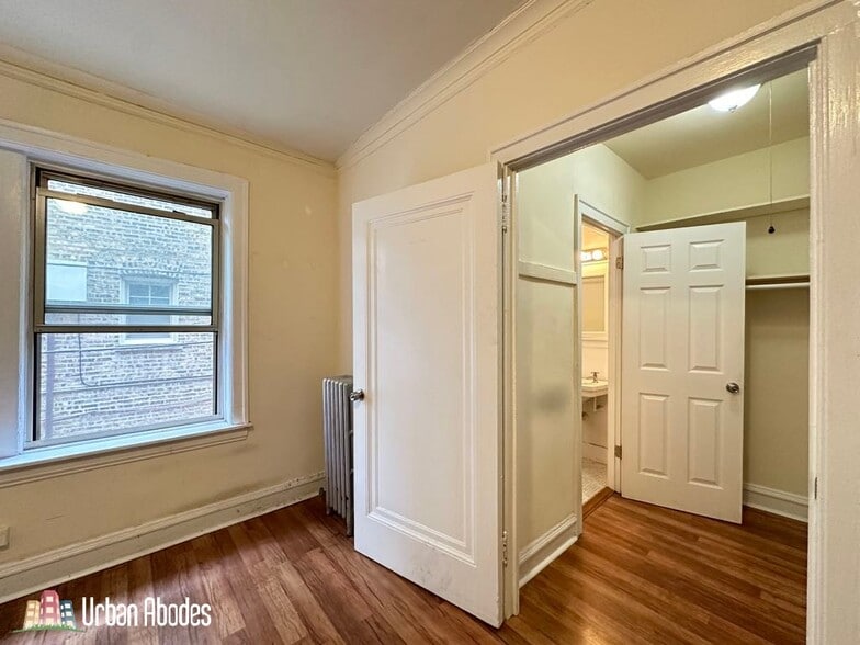 Building Photo - 2530 N Sawyer Ave