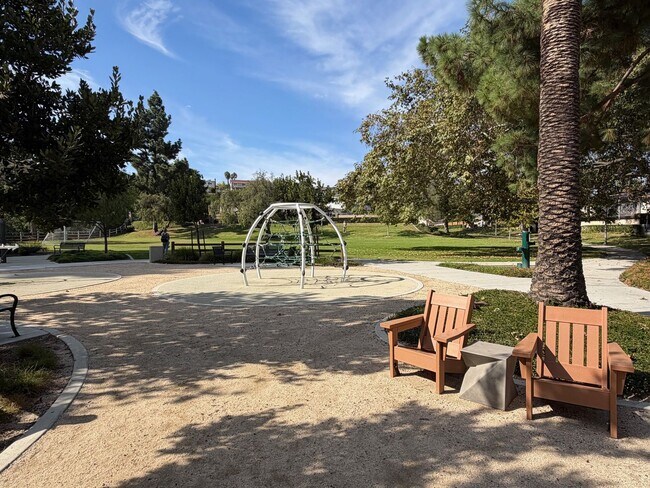 Building Photo - Amazing 4-bedroom home with a view, Availa...