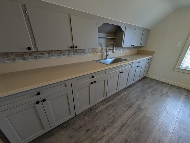 Building Photo - 323 N 4th St