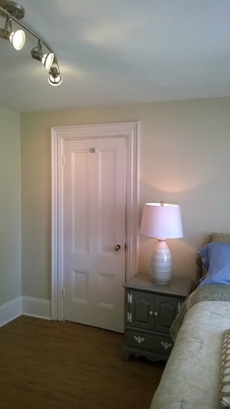 Building Photo - 1094 Woodbury Ave