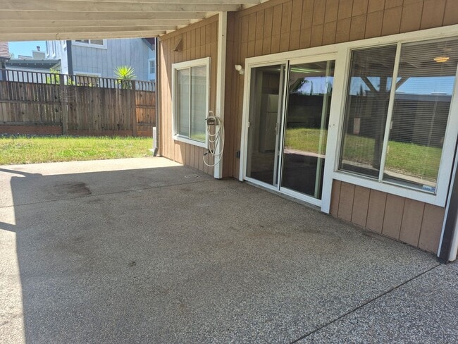 Building Photo - Adorable 3 bedroom 2.5 bath home