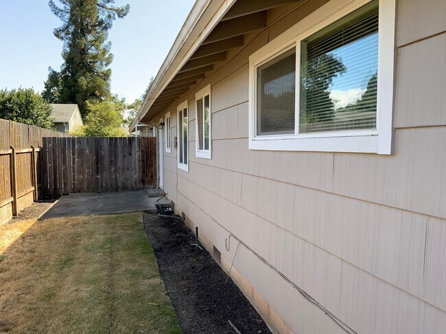 Building Photo - 2 bedroom in River Road Area