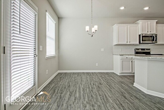 Building Photo - Prime Newnan Location! 2023 build, 3 bedroom townhome within walking distance to Downtown, The LI...