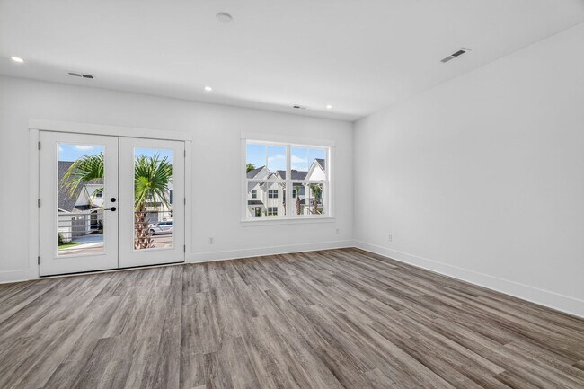 Building Photo - Modern Comfort in the Heart of Johns Island