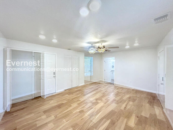 Building Photo - 207 University Ave.