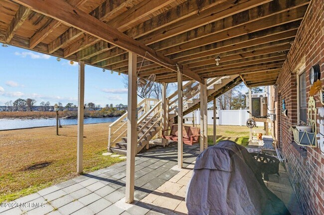 Building Photo - Waterfront 3 bedroom 2 bath