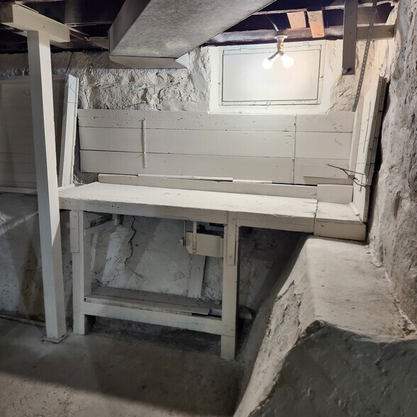 Building Photo - 212 1st St NW