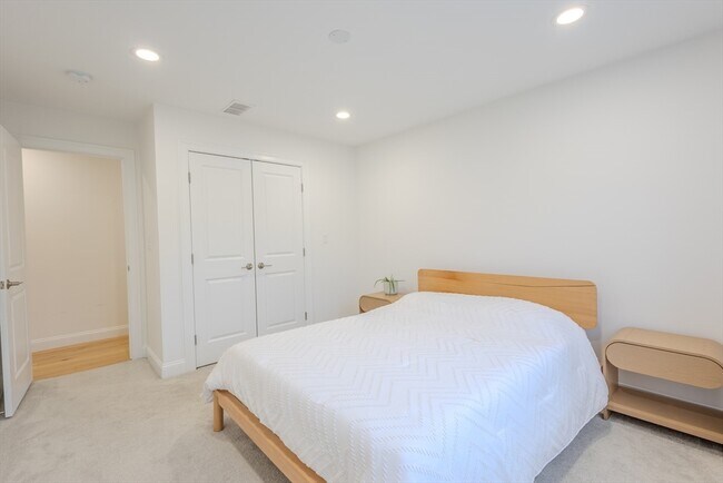 Building Photo - 18 Locust Hill Dr