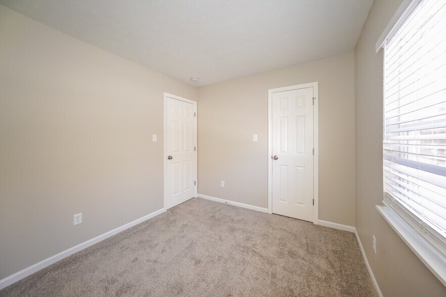 Building Photo - 957 Country Ln