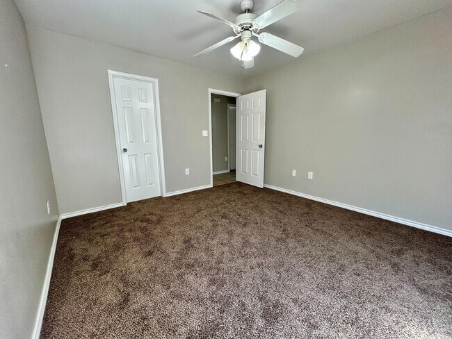 Building Photo - 908 N Belmont Ave