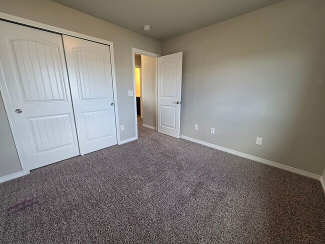 Building Photo - 3 Bed 3 bath house in Lorson Ranch!