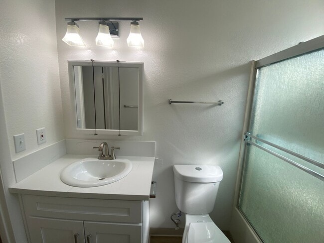 Building Photo - La Tierra Garden Apartment (29)