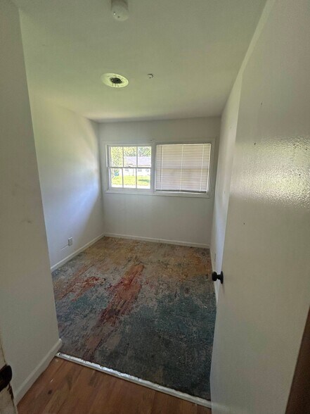 Building Photo - 212 Cameron Rd