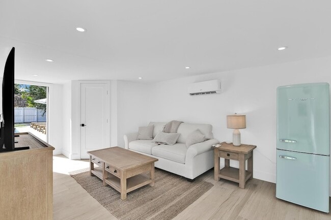 Building Photo - 3210 Palm Dr