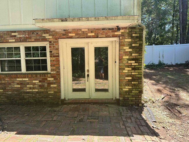 Building Photo - 2209 Gibbs Dr