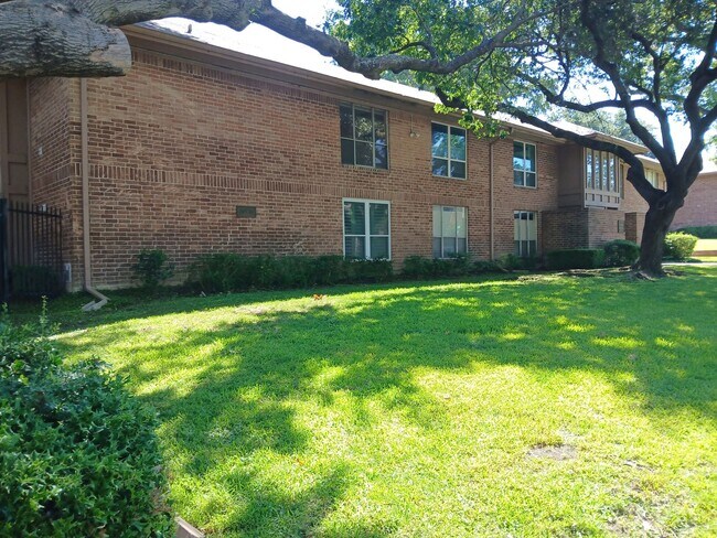 Building Photo - 2 Bedroom, 1 Bath Condo Near 75 and Walnut Hill Road in Dallas