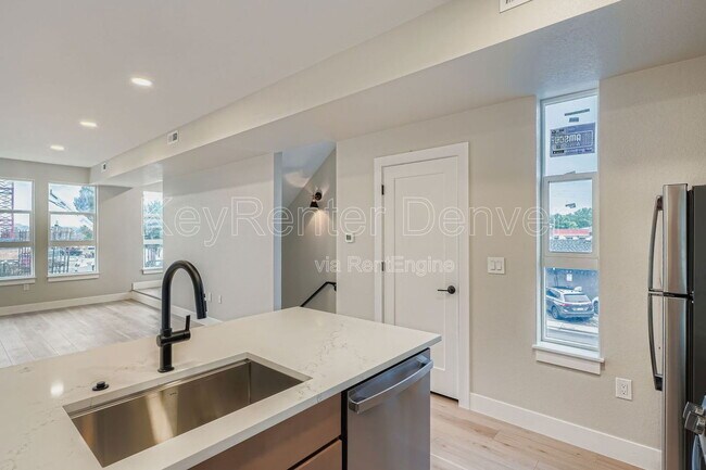 Building Photo - 2208 S Albion St