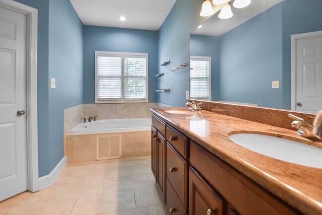 Building Photo - Pet Friendly Four Bedroom with Bonus!